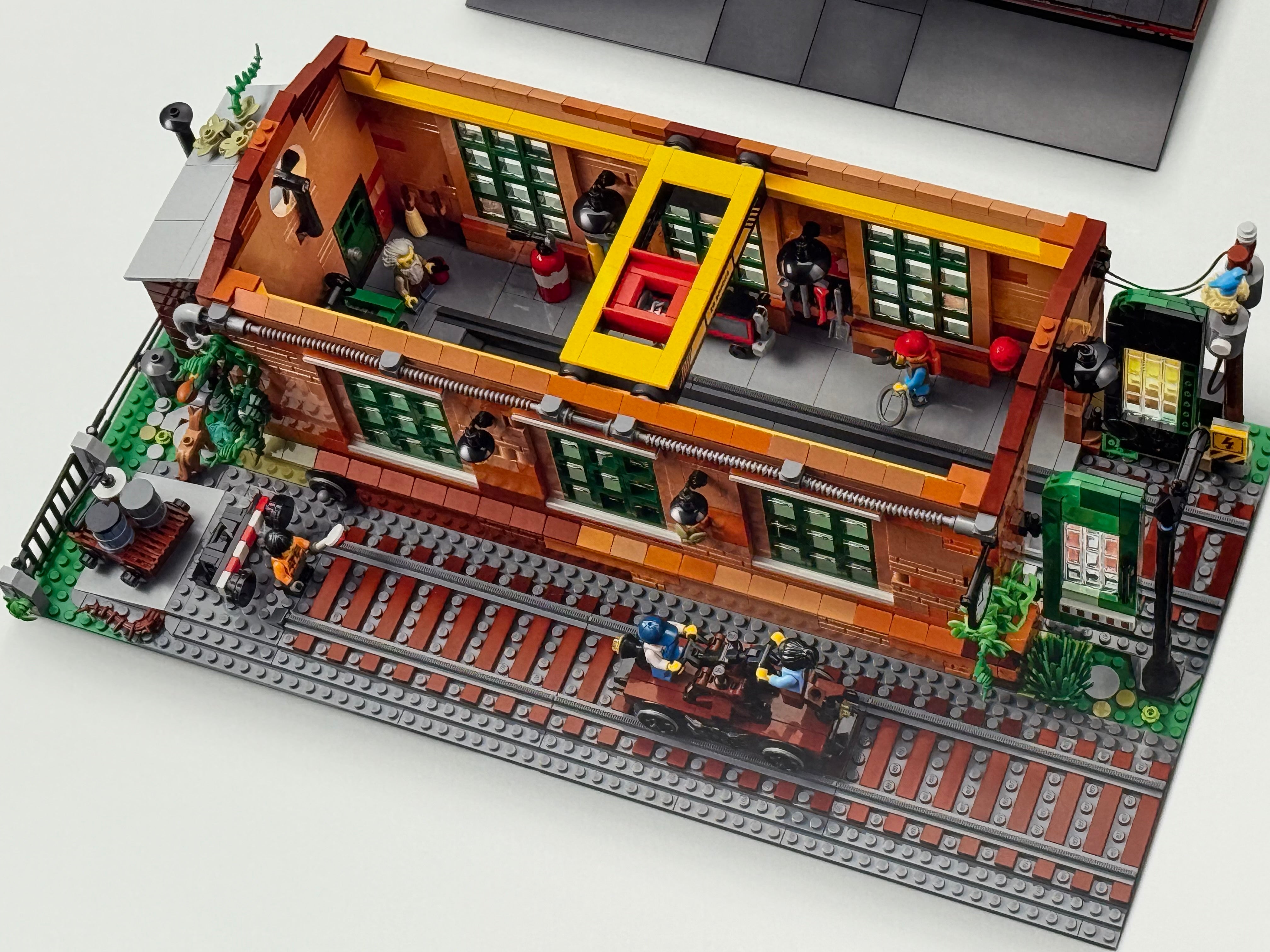 OLD TRAIN ENGINE SHED (910033)